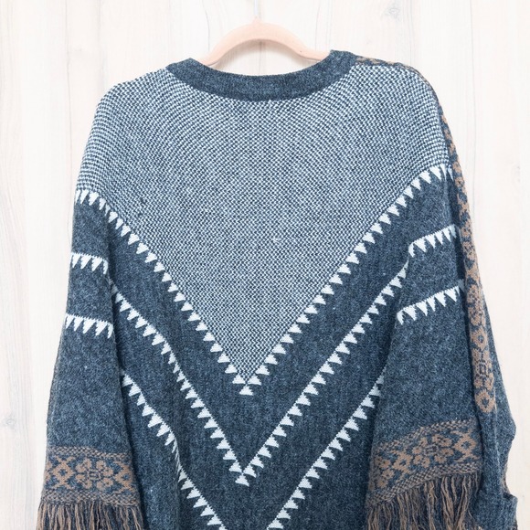 Dreamers Womens Aztec Poncho Sweater M/L Gray Southwestern Fringe Boho Cozy - Picture 6 of 8